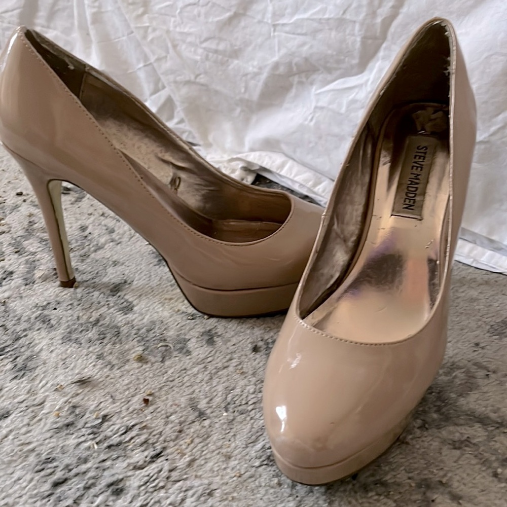 Like new Steve madden platform nude pumps. 3 in. Including platform.